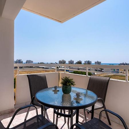 Sunny 2-Br Apartment In Mackenzie Larnaca Zewnętrze zdjęcie
