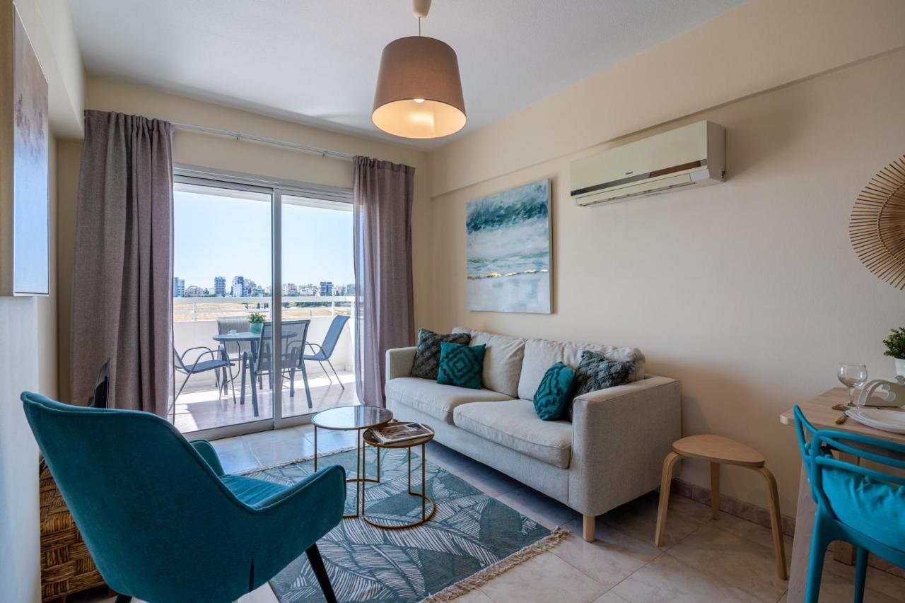 Sunny 2-Br Apartment In Mackenzie Larnaca Zewnętrze zdjęcie