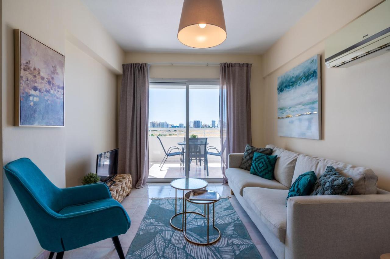 Sunny 2-Br Apartment In Mackenzie Larnaca Zewnętrze zdjęcie