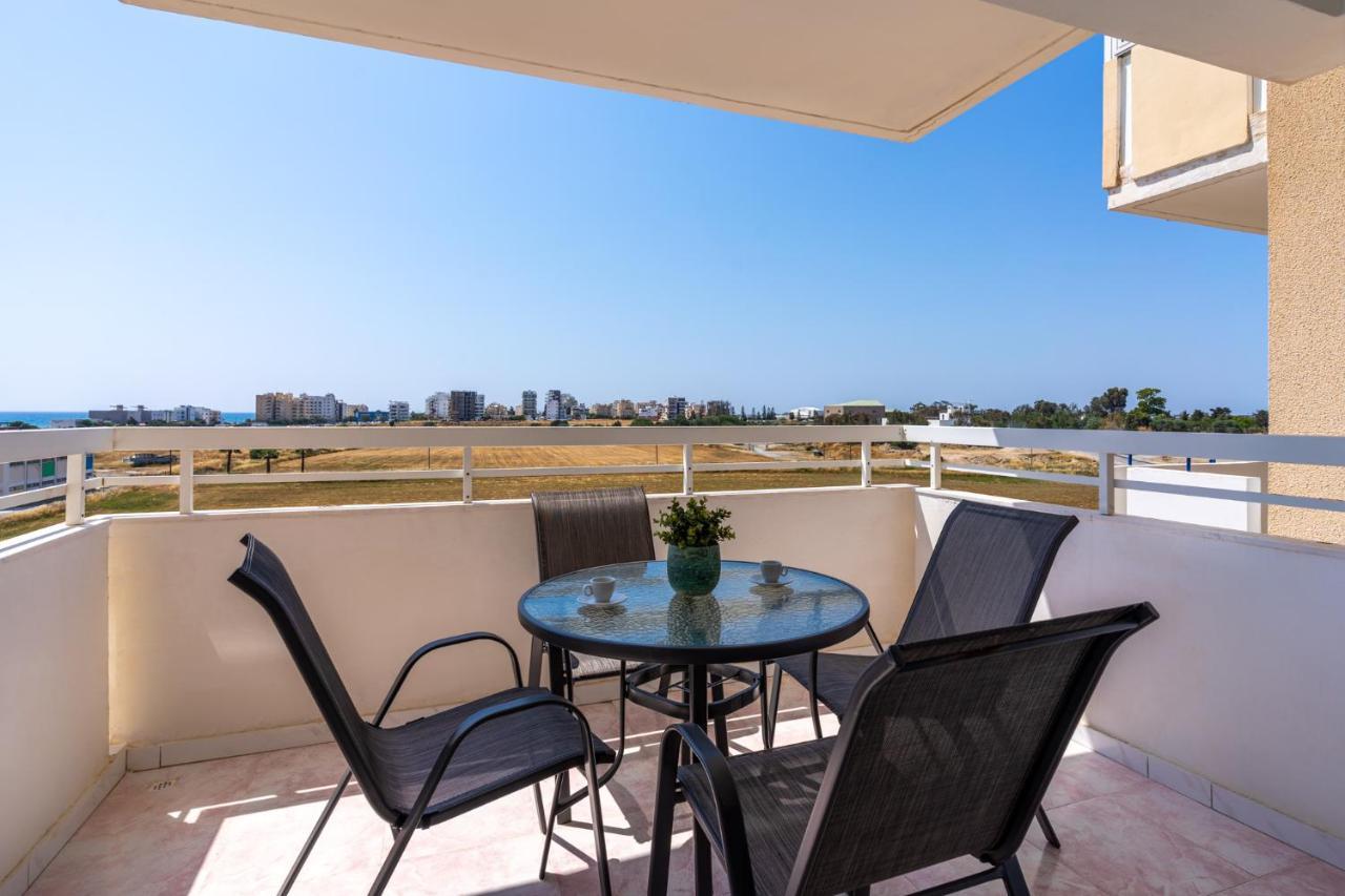 Sunny 2-Br Apartment In Mackenzie Larnaca Zewnętrze zdjęcie